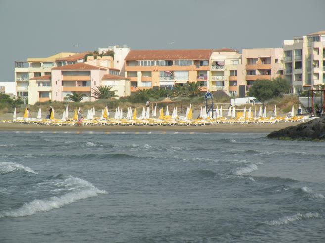  transats et parasols d'un restaurant de plage, l'infini